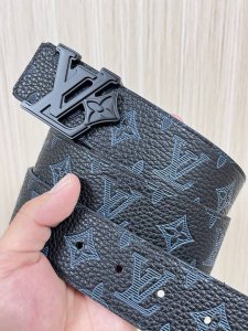 4.0 width 2025 new LV Pyramide belt , made of natural calfskin and featuring Lou