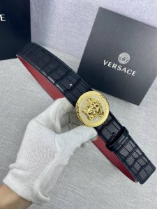 Width 4.0Cm Versace This belt is made of soft cowhide leather in Italy and featu