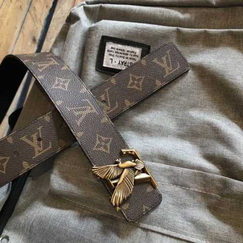 Special Lv Dove Double-Sided Belt Announces The Trend Theme Of The Autumn And Wi