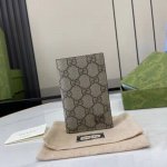 Top-of-the-line long card holder with Gg details. Gucci's classic Gg details are