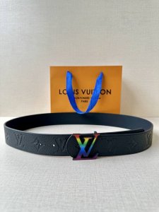 This Damier Lv 40mm reversible belt is meticulously crafted and timelessly styli