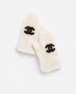 The straps are detachable. Chanel 2025 Fall/Winter long wool and lambskin gloves