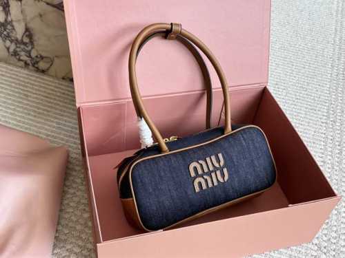 Comes with boxSize: 28*12Cm Miumiu bowling briefcaseMiu is here to grab the mon