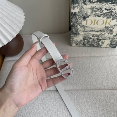 This Dior belt is crafted from smooth cowhide and features a classic metal Cd b