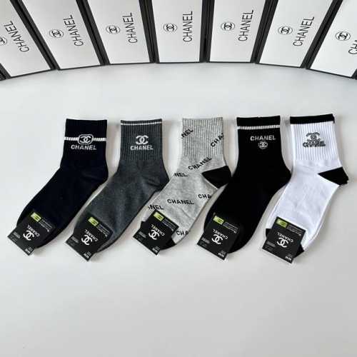 Special boutique packaging Chanel's new mid-length slouch socks! Five pairs per