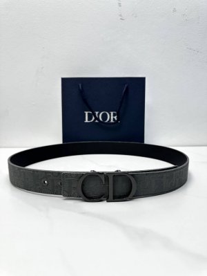3.5cm Width. This Dior 35mm reversible belt combines elegance with modern style.