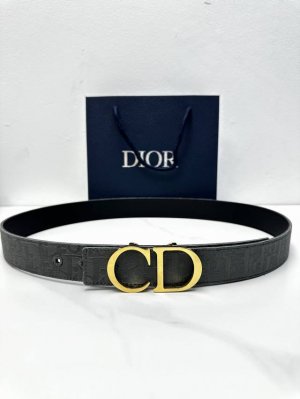 3.5cm Width. This Dior 35mm reversible belt combines elegance with modern style.